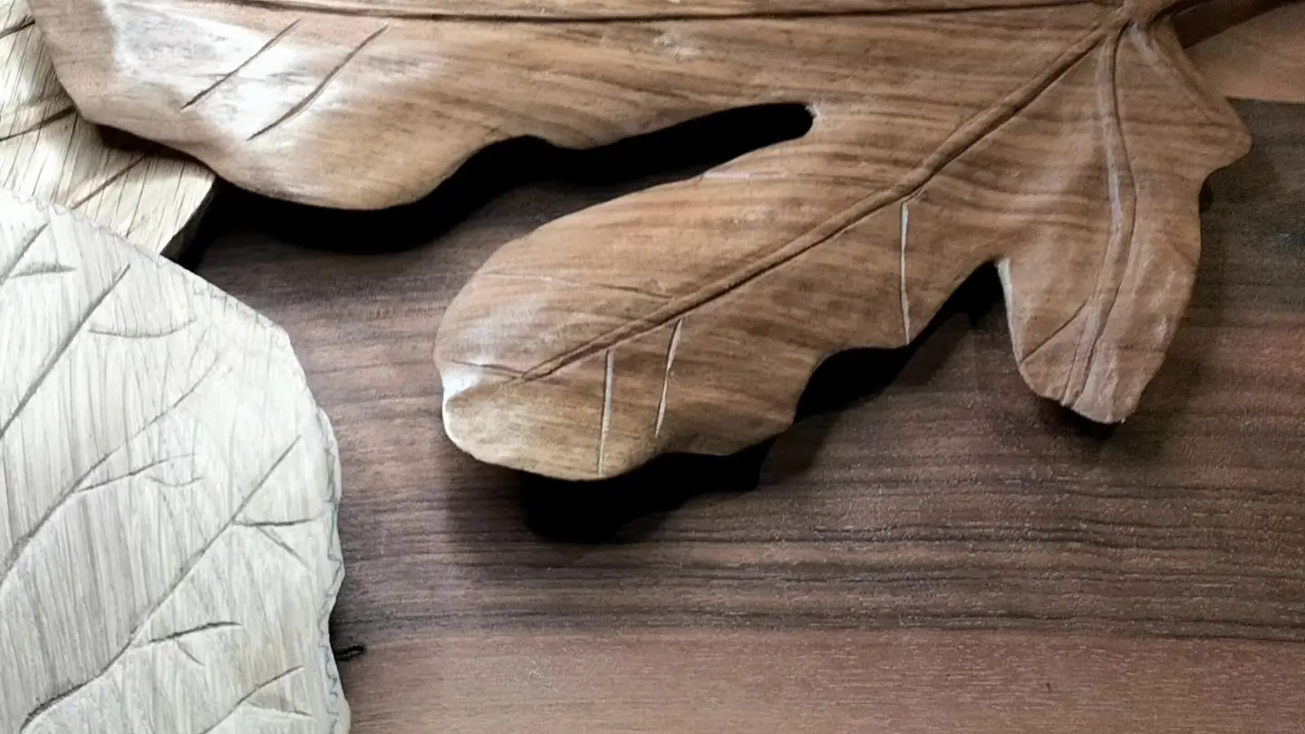 Sculpture sur bois représentant des feuilles d’arbres endémiques de la région