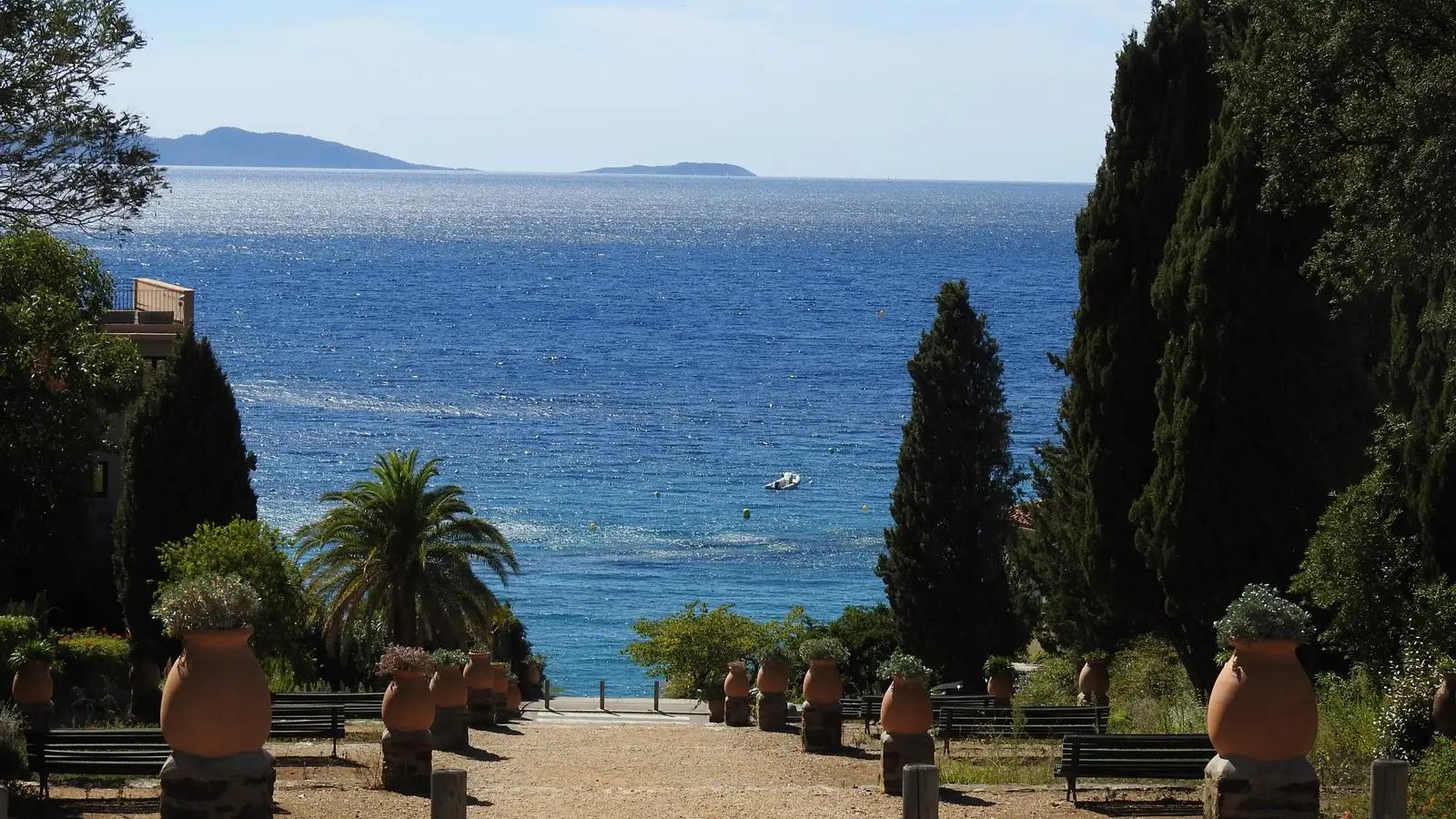 Escalier monumental proche plage Rayol Ouest