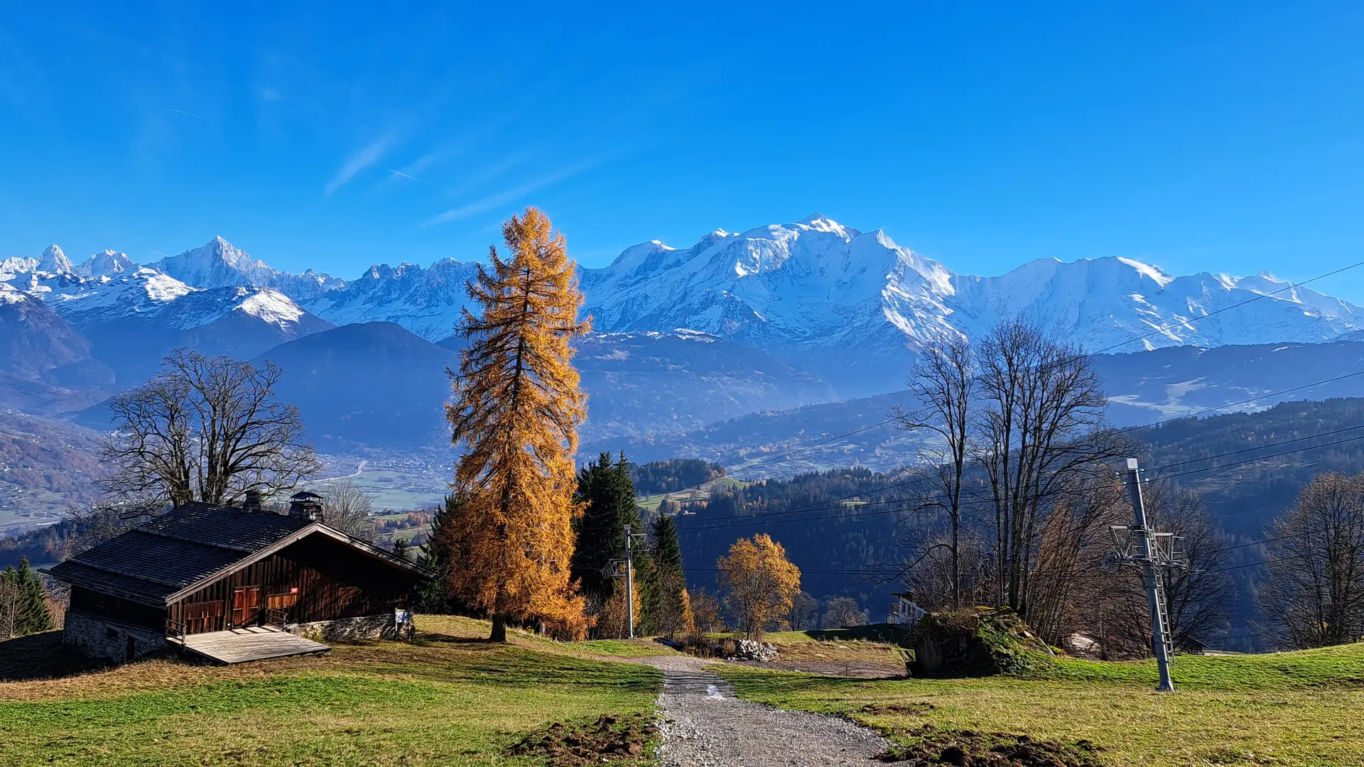 Vue sur Mont-Blanc en haut du domaine skiable de Cordon