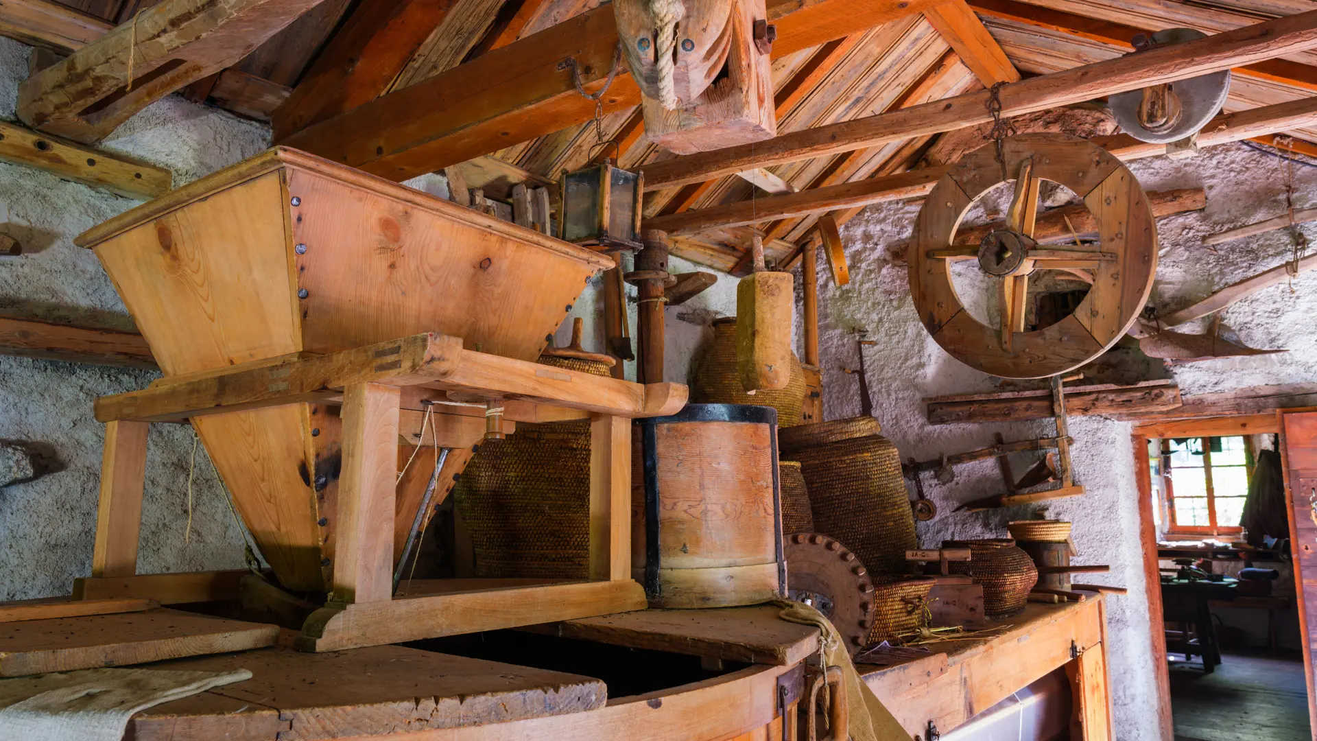 Les pièces d'origine du moulin à eau de Villar d'Arêne sont encore en état de marche