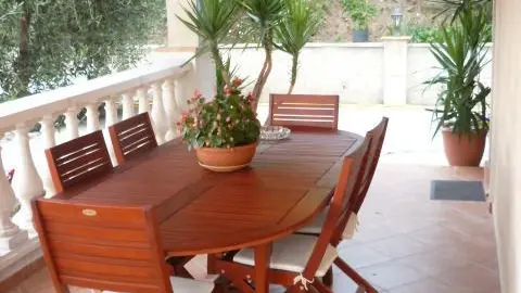 Gîte La Roche Rouge-Coin repas extérieur-Colomars-Gîtes de France des Alpes-Maritimes