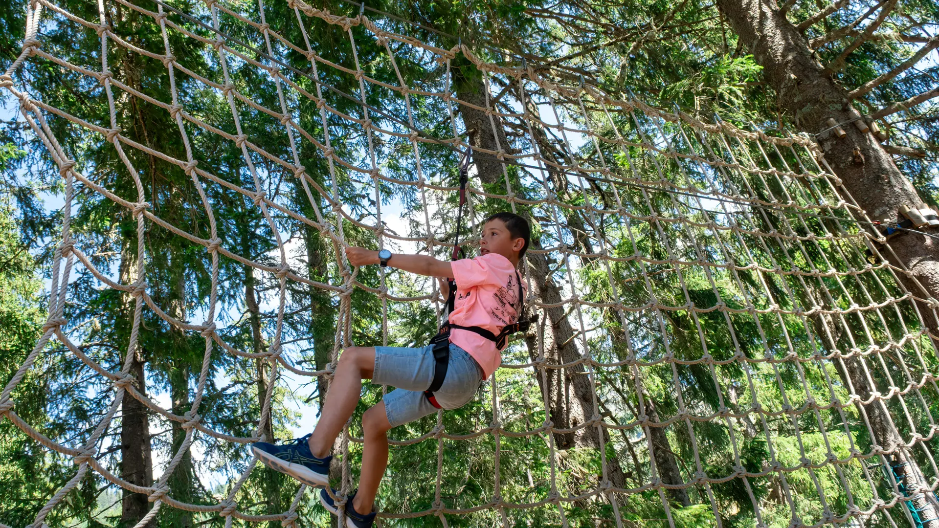 Garçon dans le filet
