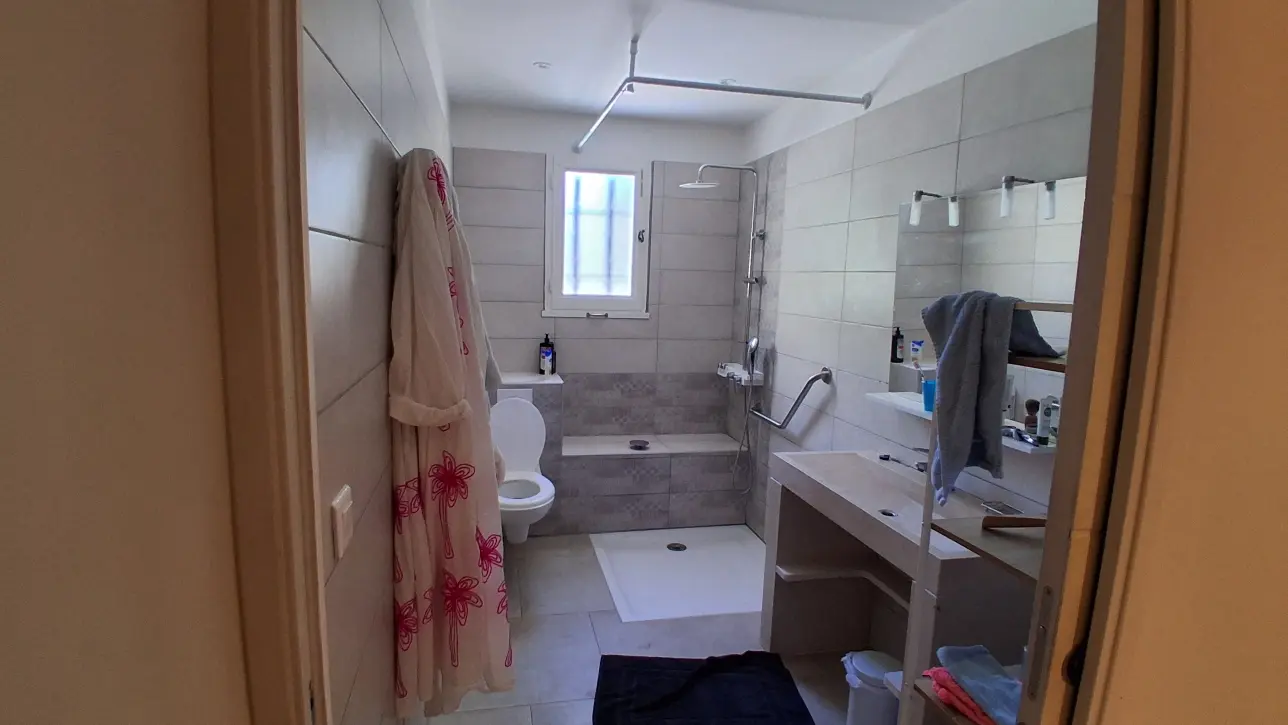 salle de bain équipée avec wc