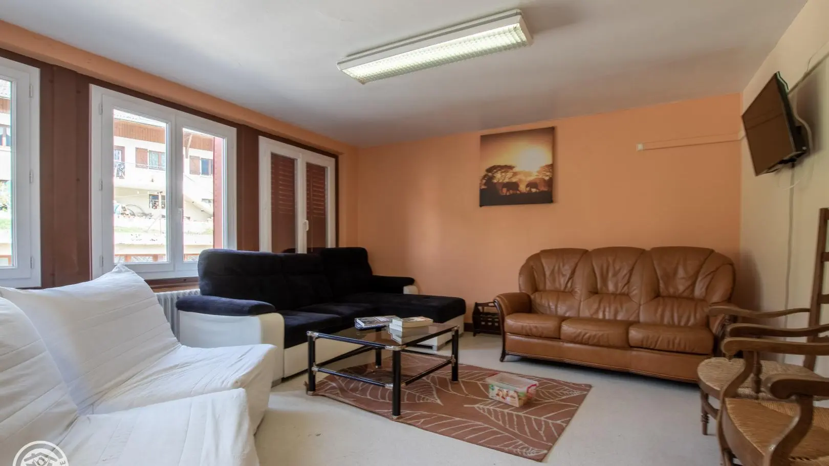 Coin salon avec télévision dans la salle détente.