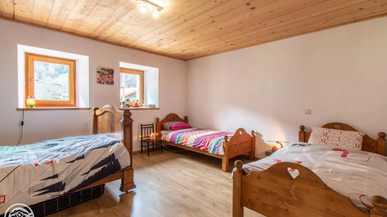 1 chambre d'enfants avec 3 lits : 2 lits d'une place en bois, + 1 lit de 120 cm (1 ou 2 places enfants), avec rangement sur le côté