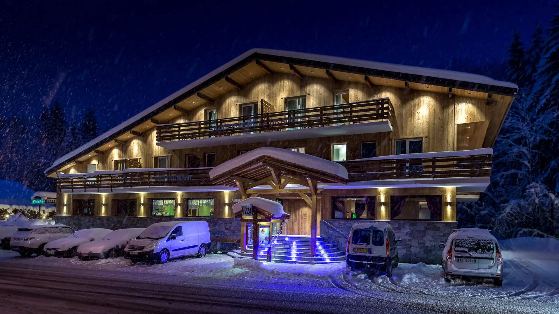 Hôtel illuminé en hiver
