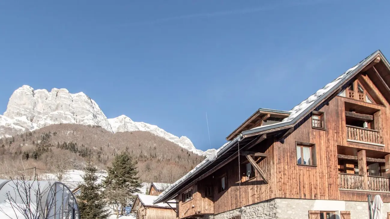 Bâtiment et vue montagne