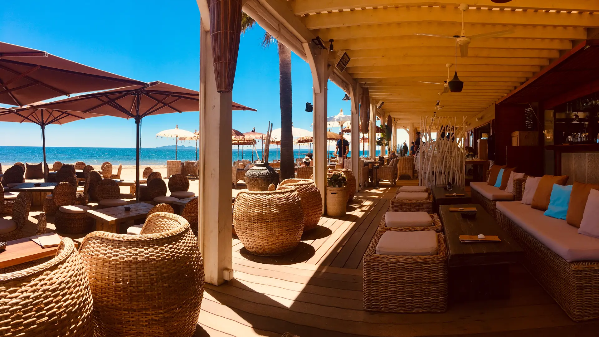 Restaurant terrace on the Argentière beach facing the Golden Islands