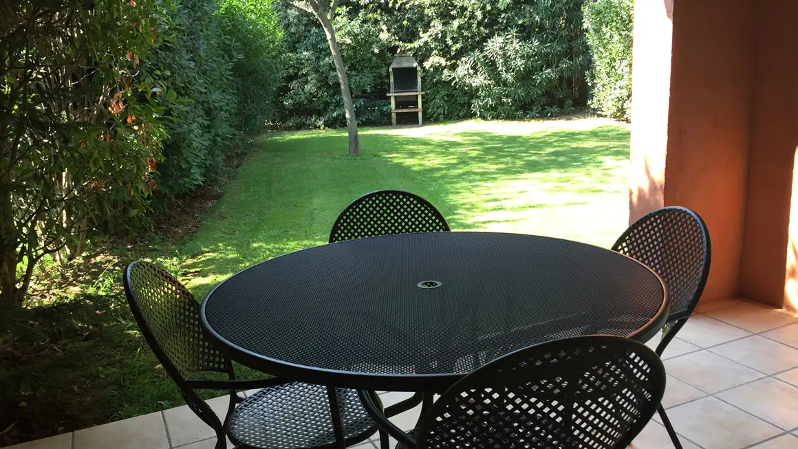 Terrasse couverte avec vue sur le jardin et le bbq