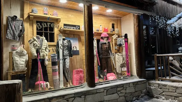 Vitrine_Mountain Pro Shop