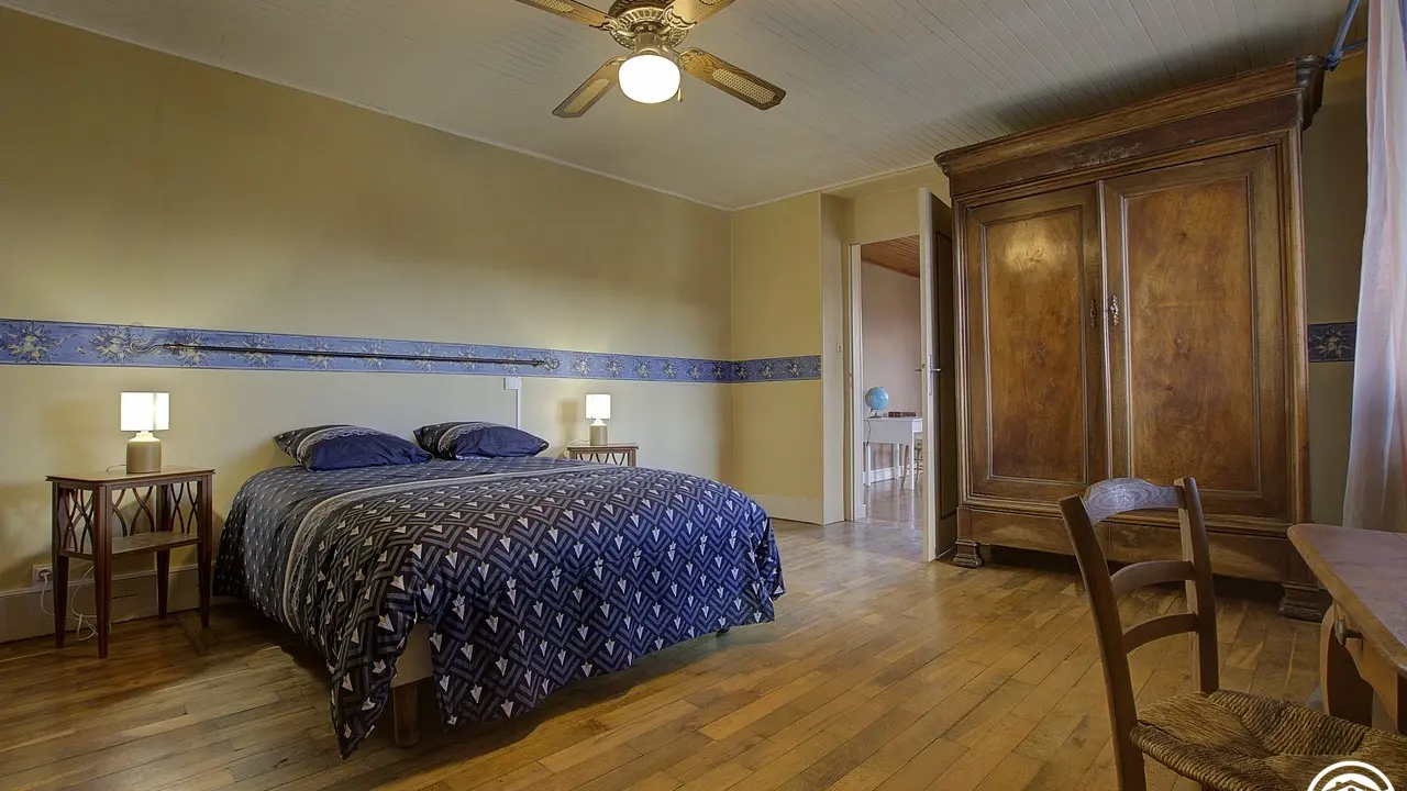 La chambre est composée d'un lit en 140*190, avec un accès à la salle de jeux.