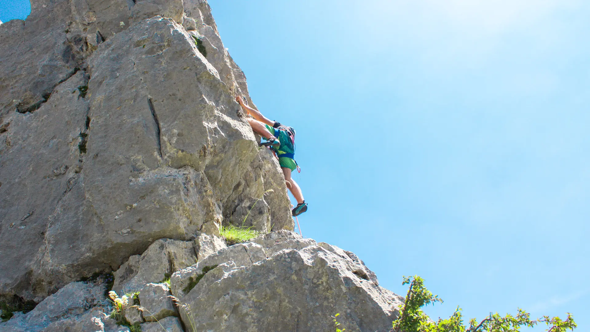 grimpeur sur rocher et ciel bleu