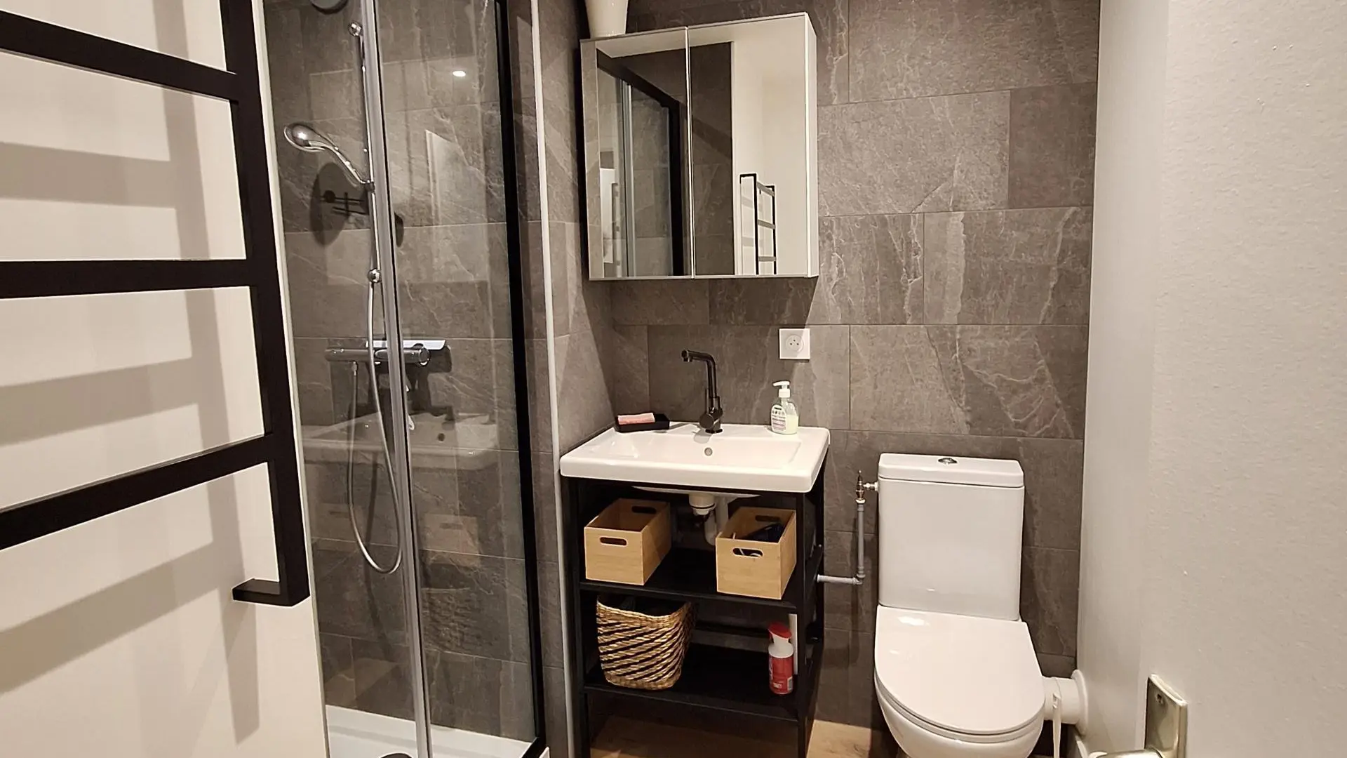 Salle de Bain avec wc et douche