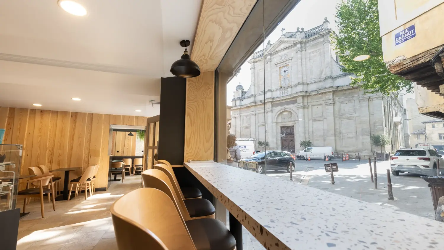 vue depuis la vitrine de l'entrée