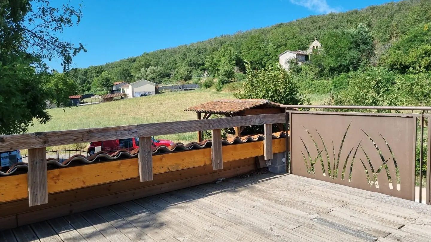 Chambre 2 : un lit 140x190cm - accès à une belle terrasse privative.
