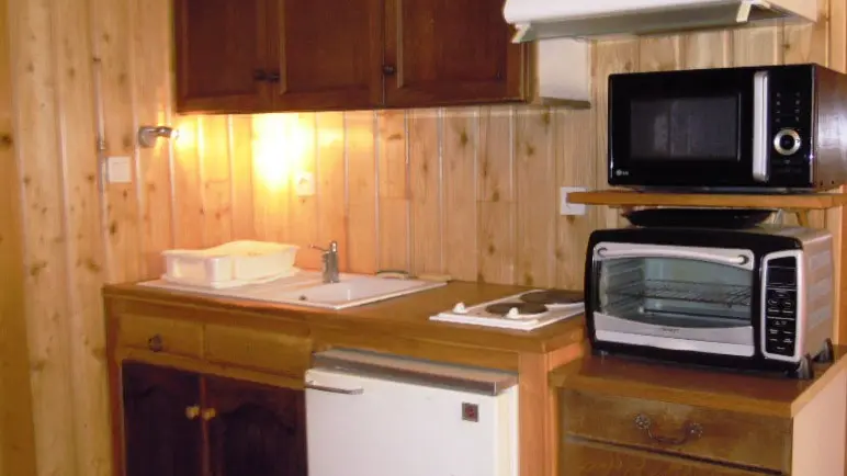 Cuisine de l'appartement, plaques électriques, four, placards, ameublement bois