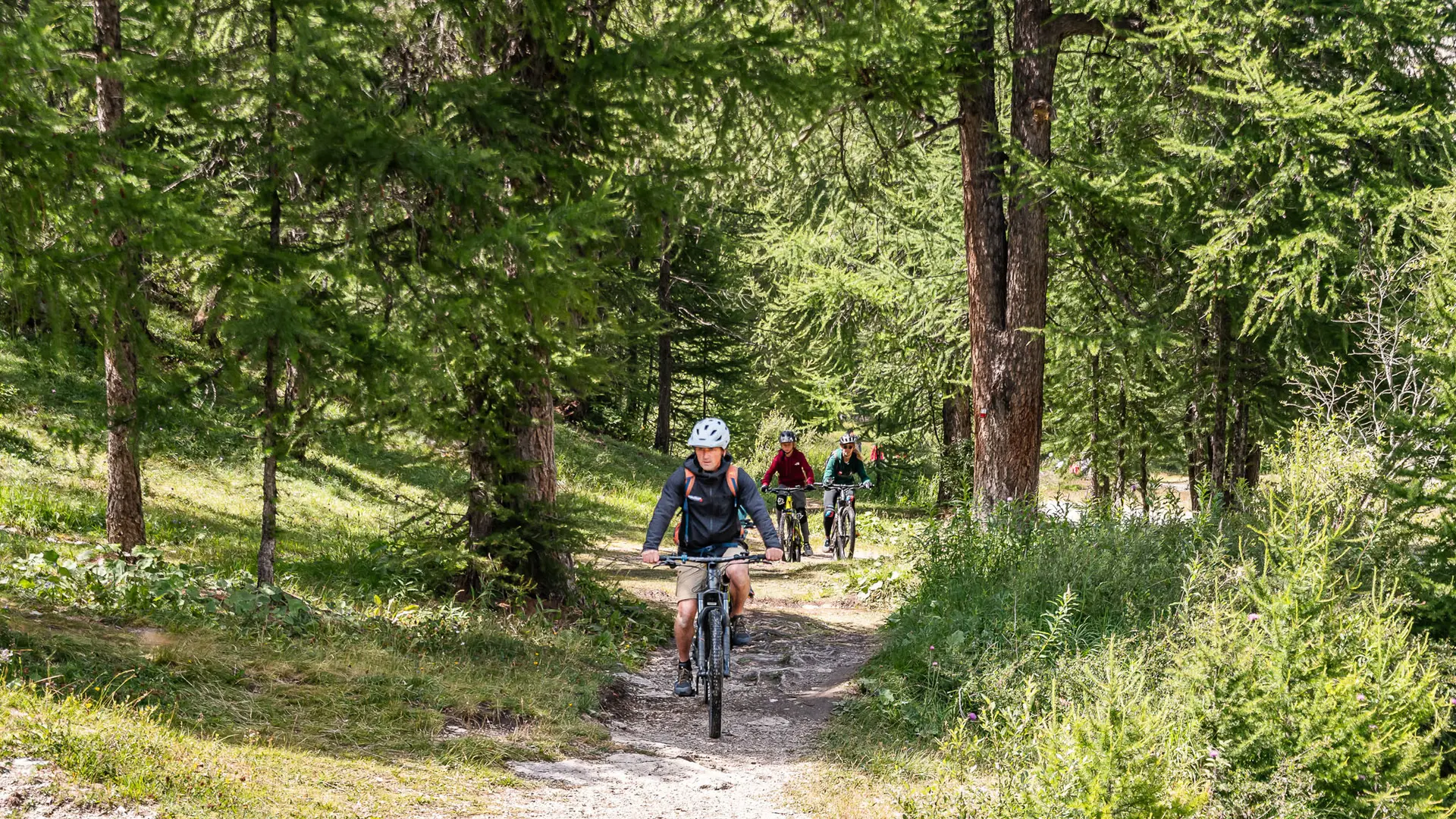 Excursion en VTTAE / E-Bike à Val d'Isère en été avec l'école de VTT Evolution 2