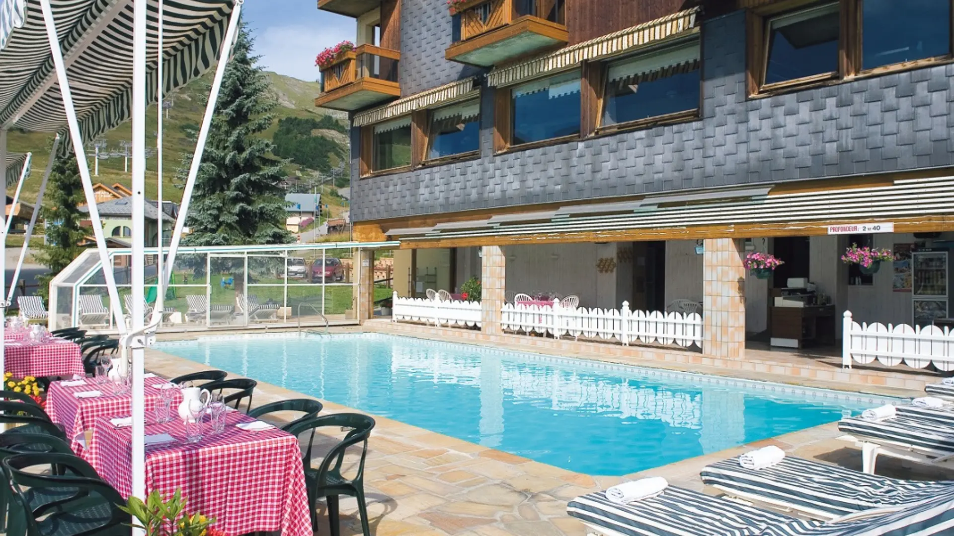Restauration au bord de la piscine Hôtel Les Soldanelles été