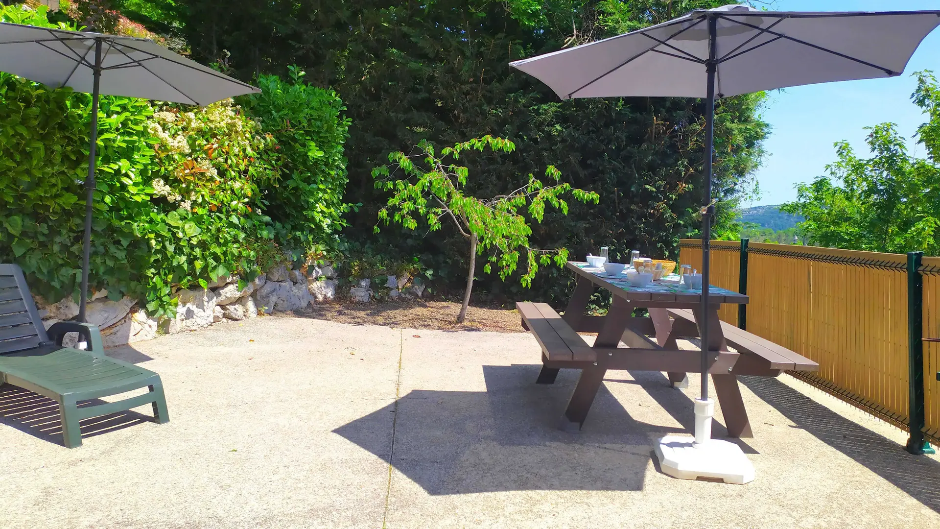 L'Ourméou-table de jardin-Coursegoules-Gites de France Alpes-Maritimes