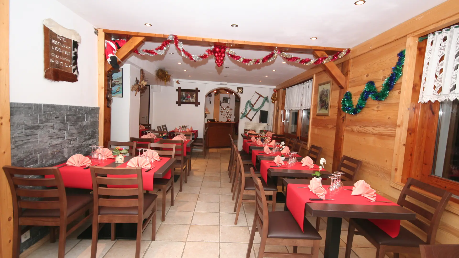 Vue d'ensemble de la salle du restaurant de l'hôtel Edelweiss Châtel