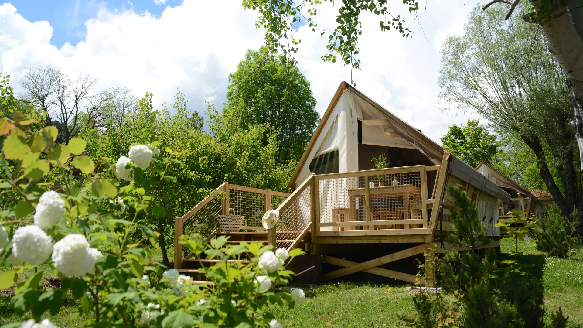 Tente lodge confort extérieure