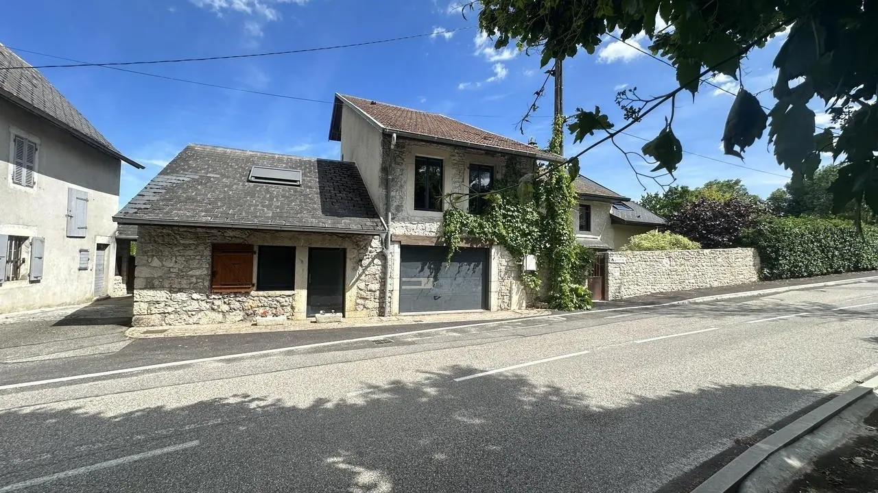 la maison vue de la route . Peu fréquentée.
elle dessert les villages environnant.