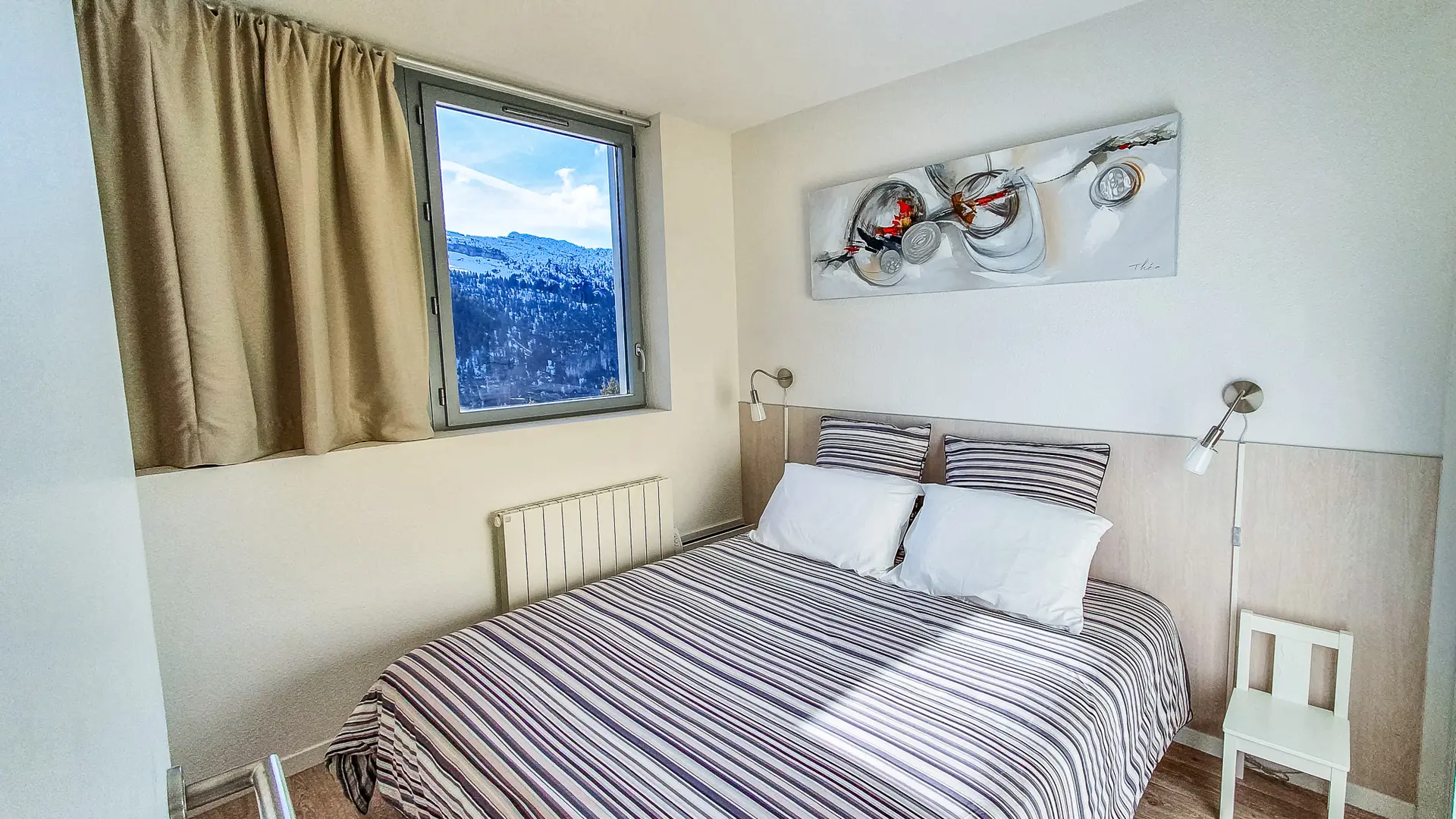 Chambre N°1 avec un lit double