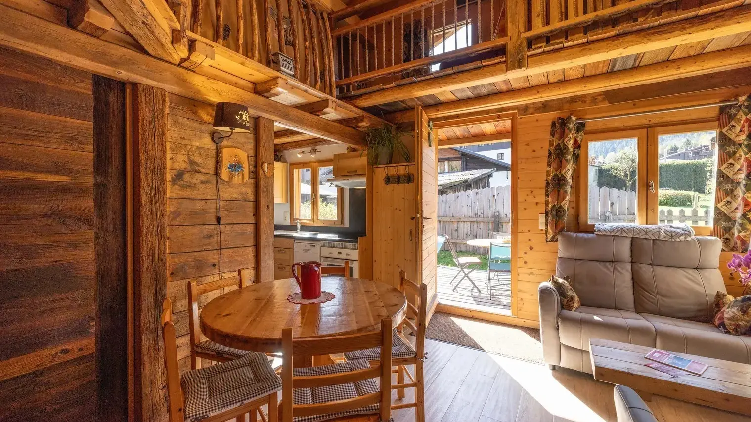 Le salon face au chalet
