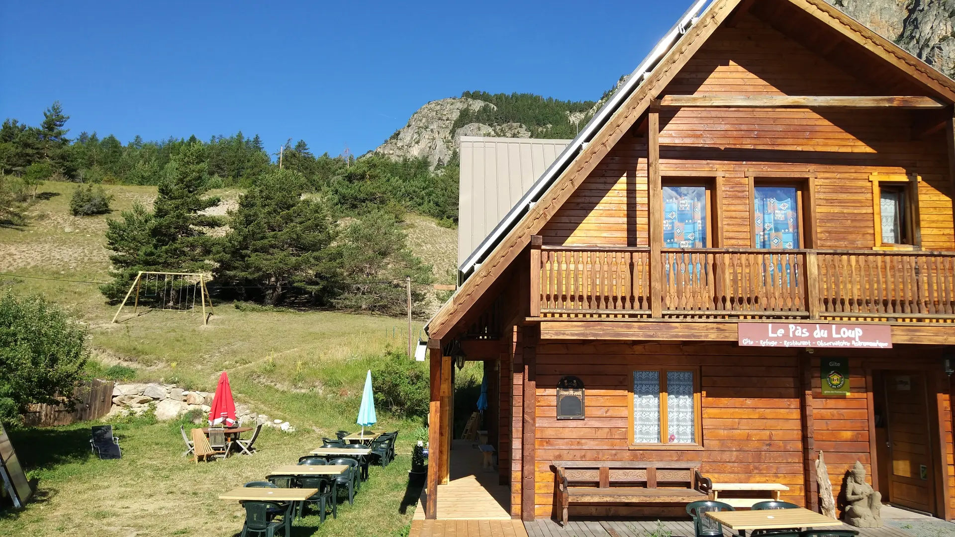 Terrasse, chalet et balançoire