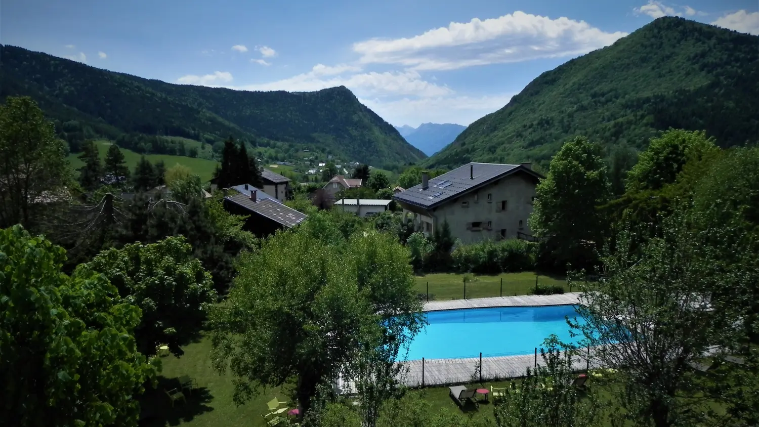 Vue sur la piscine, le St Eynard et l'Écoutoux