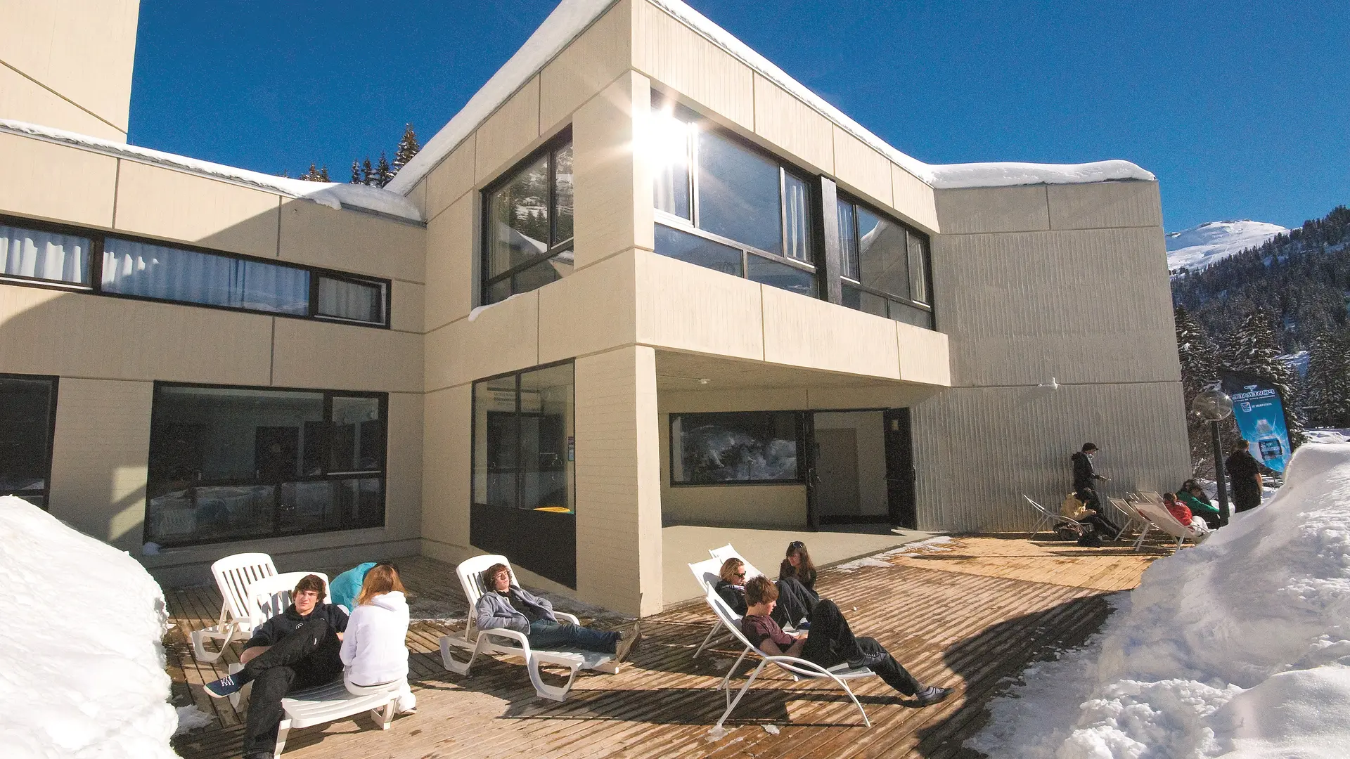 Devanture avec terrasse du centre UCPA