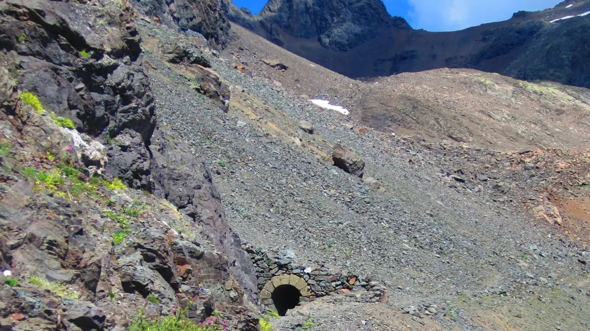 Sortie du tunnel supérieur - itinéraire de randonnée du Vieux Chaillol