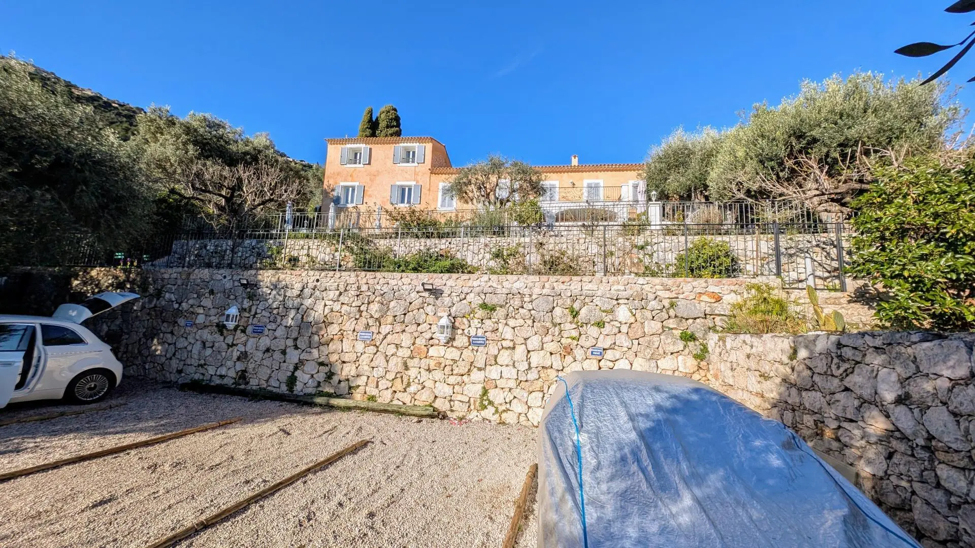 Stationnement Le Mas d'Angeline - Beausoleil - Gîtes de France Alpes-Maritimes