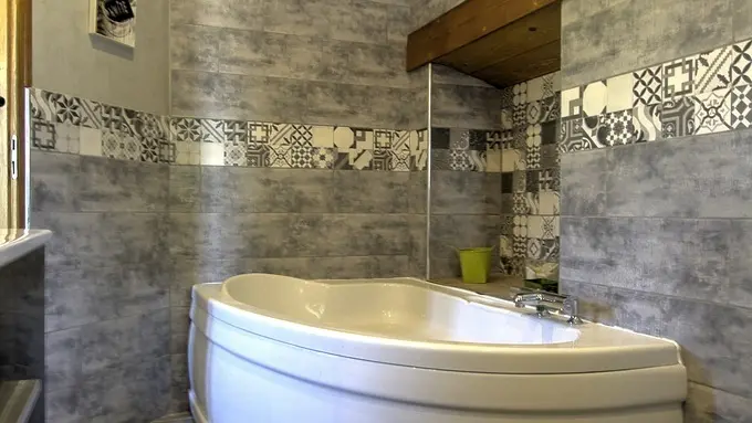 Salle de bain rdc avec baignoire d'angle