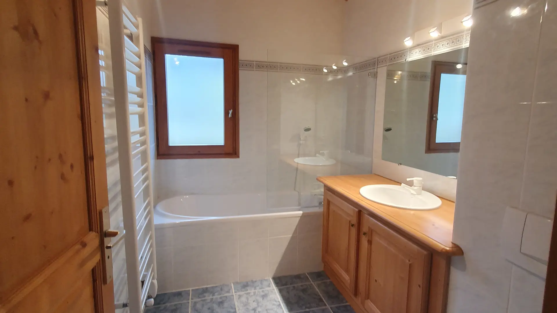 Salle de bain avec WC