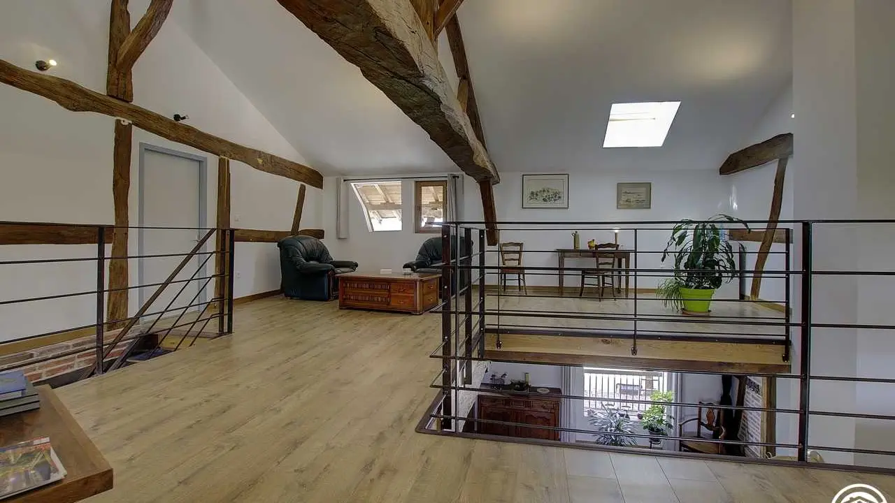 A l'étage, la mezzanine donnant accès aux chambres.