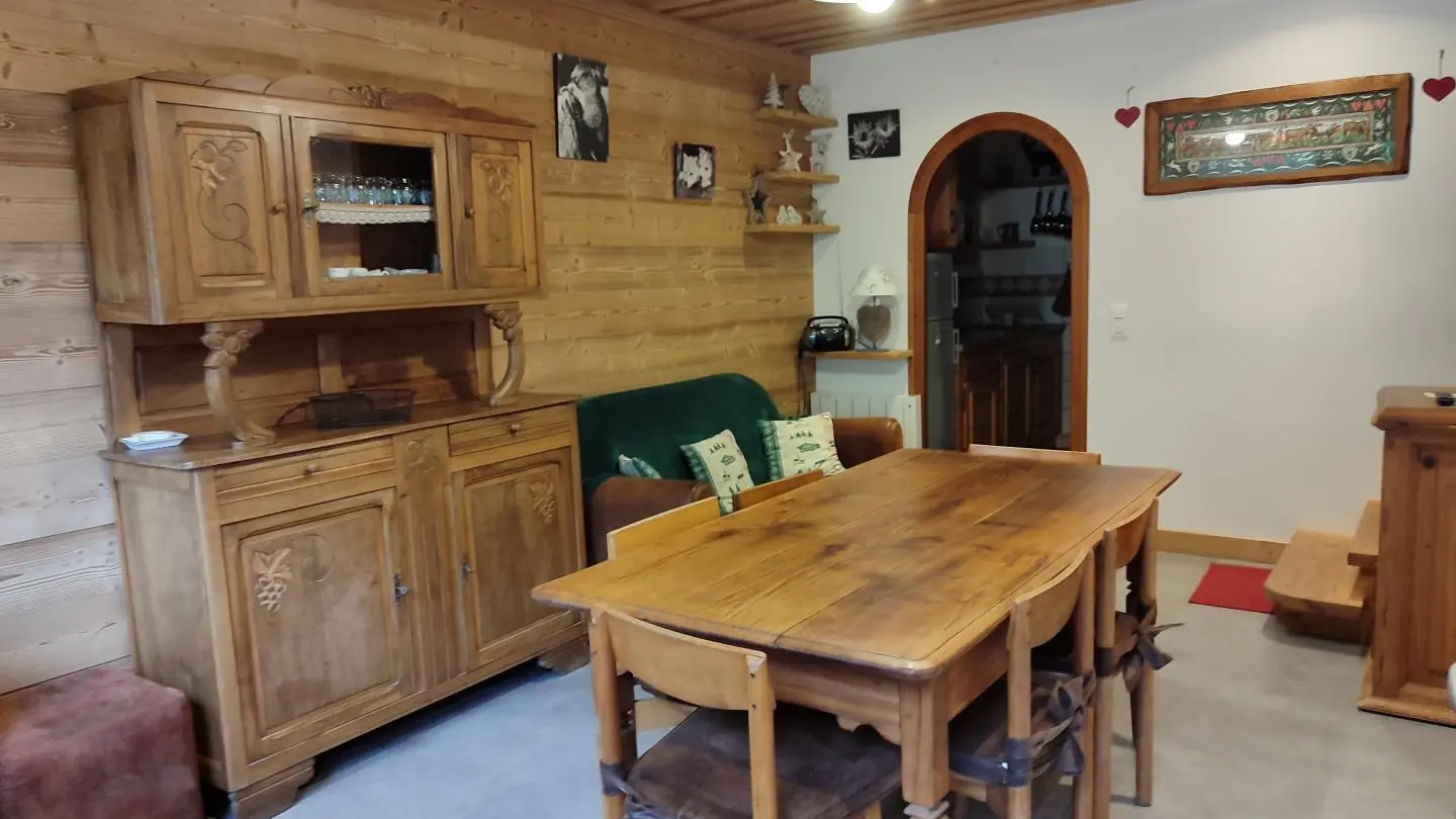 séjour avec vaisselier, table et canapé