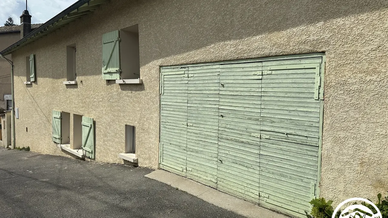 Stationnement possible devant porte de garage