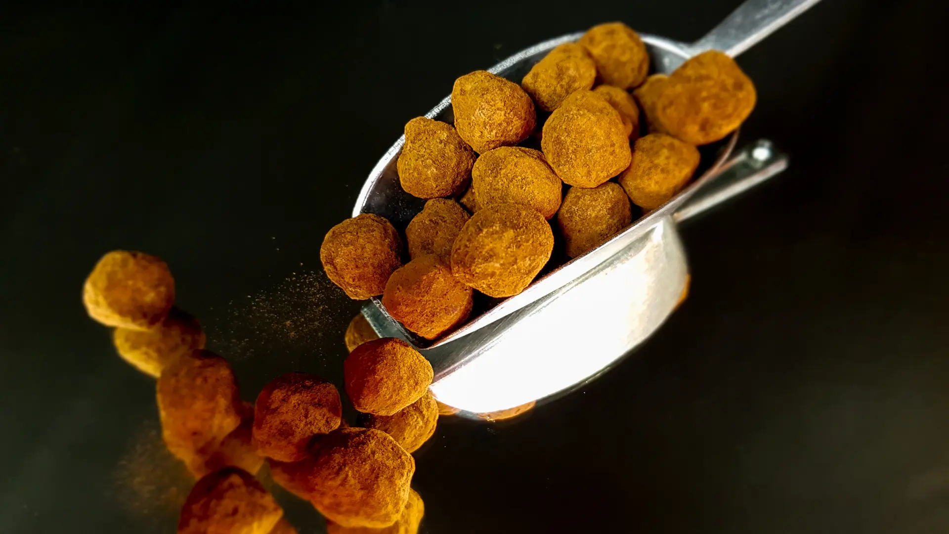 De gourmandes amandes et noisettes caramélisées avec une touche de fleur de sel puis enrobés délicatement de chocolat noir et terminées avec du caco non sucré