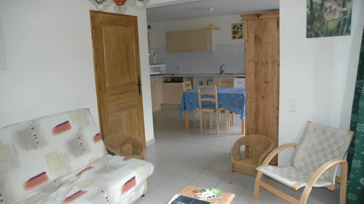 Le salon et la cuisine sont communicants ce qui permet de disposer d'une belle pièce de vie.