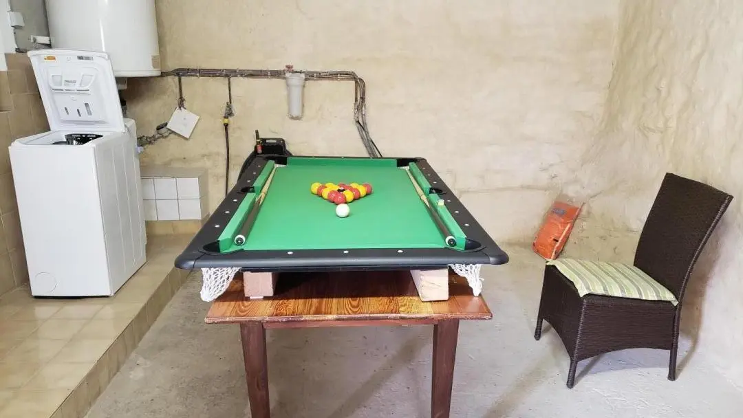 Local à vélos équipé d'un lave linge et d'un billard