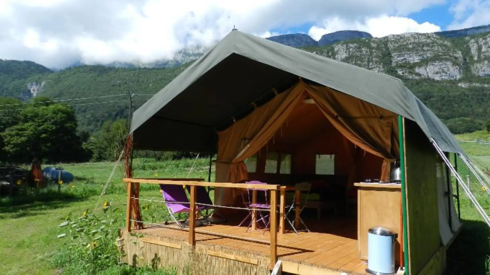 tente kenya devant montagne