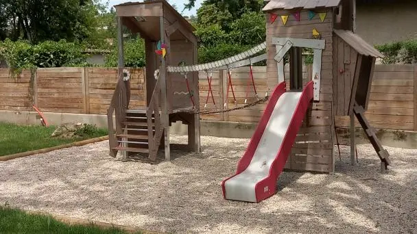 Espace jeux pour enfants devant le gîte