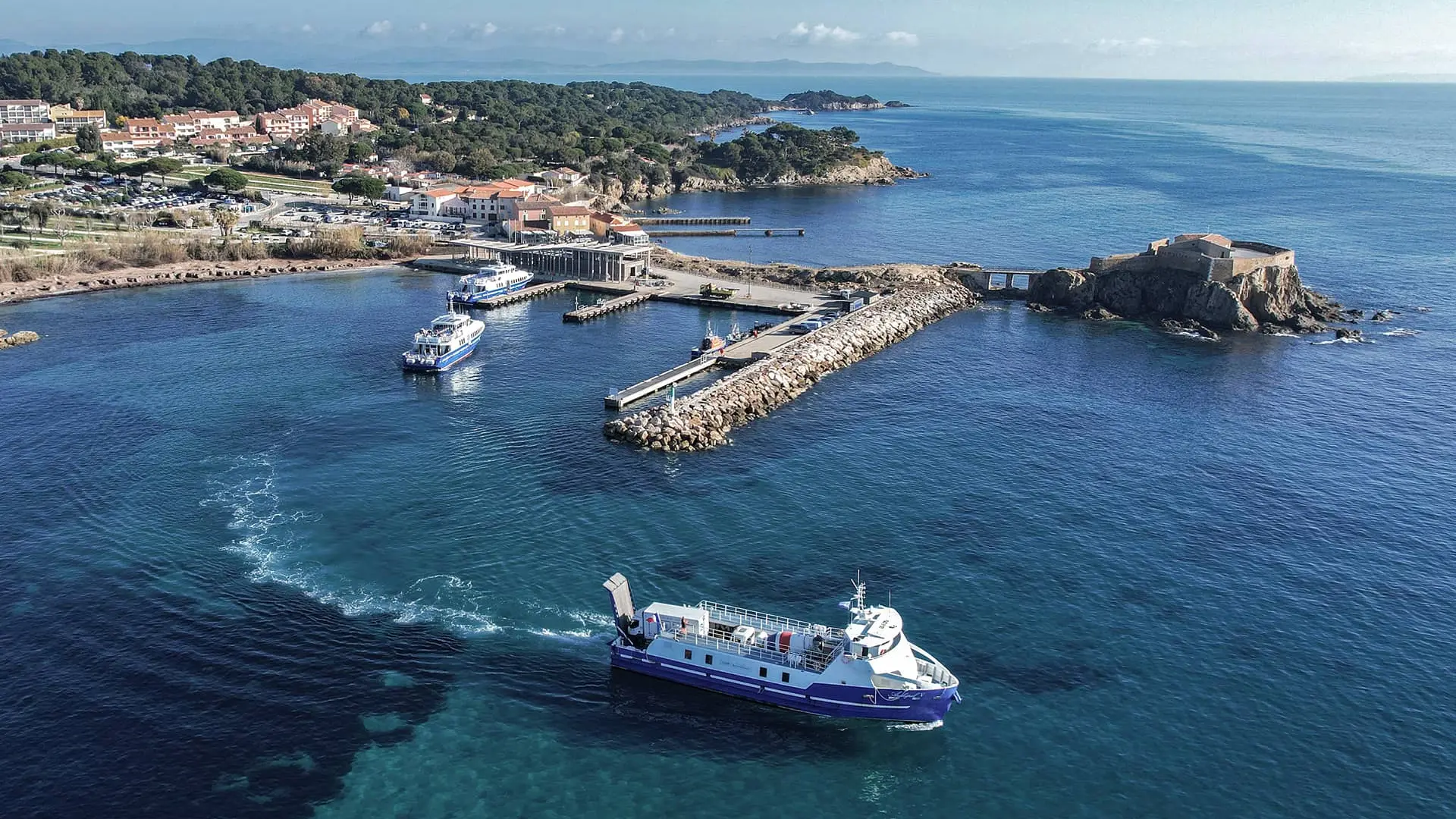 Boat crossings to Porquerolles, Port-Cros and Le Levant with TLV