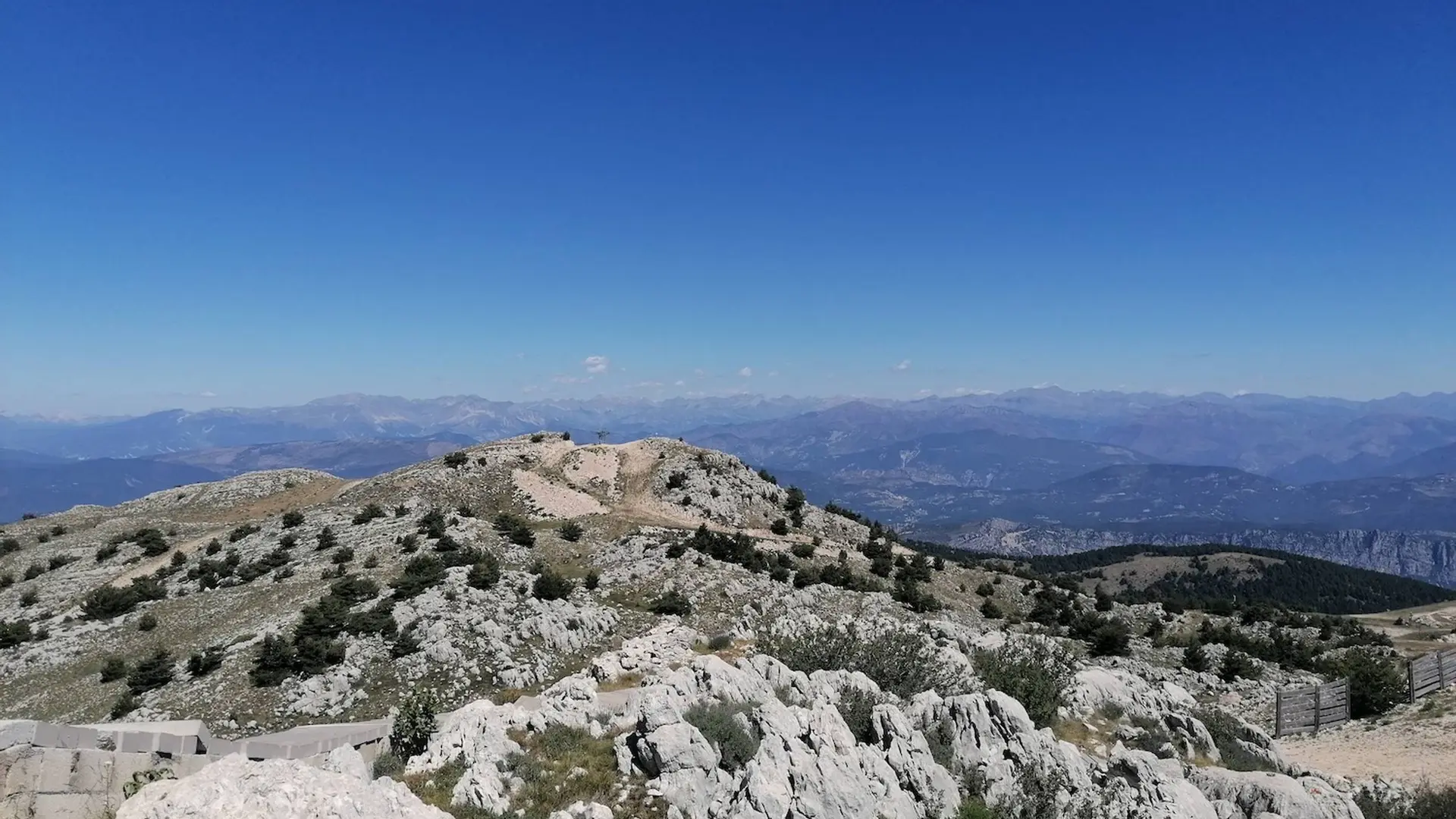 Vue sur la station et le Mercantour