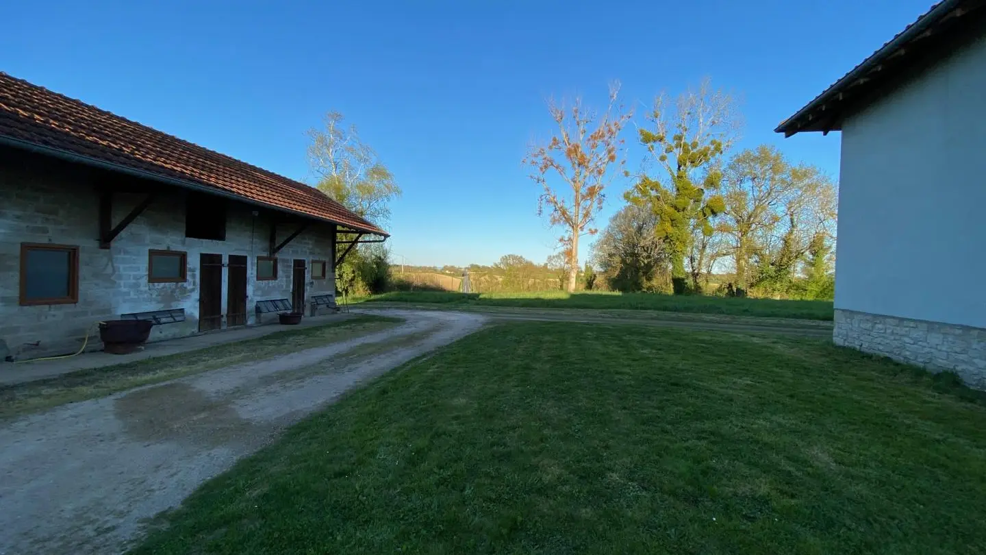 Vue sur la campagne bressane depuis la cour et l'entrée/cuisine
