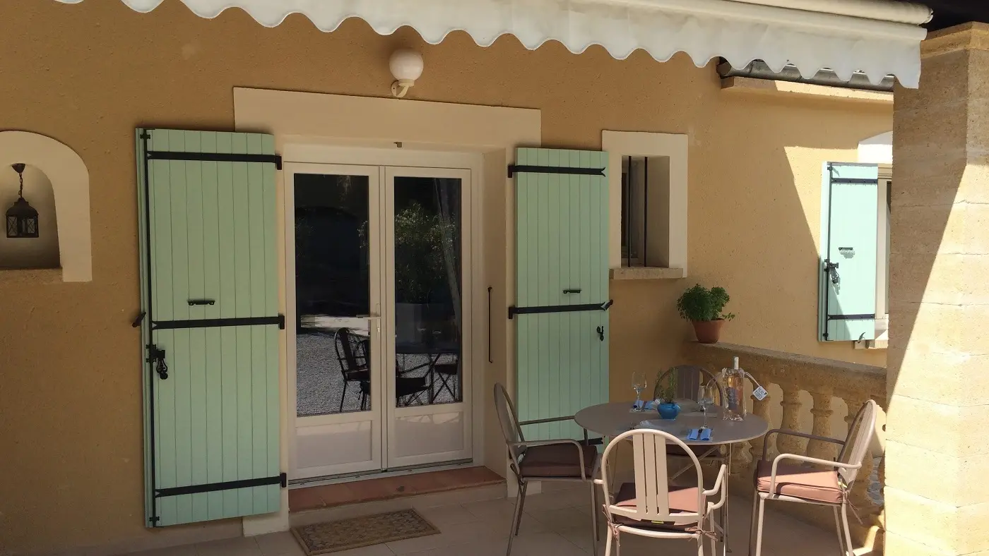 Gîtes Les Lauriers Terrasse coté piscine