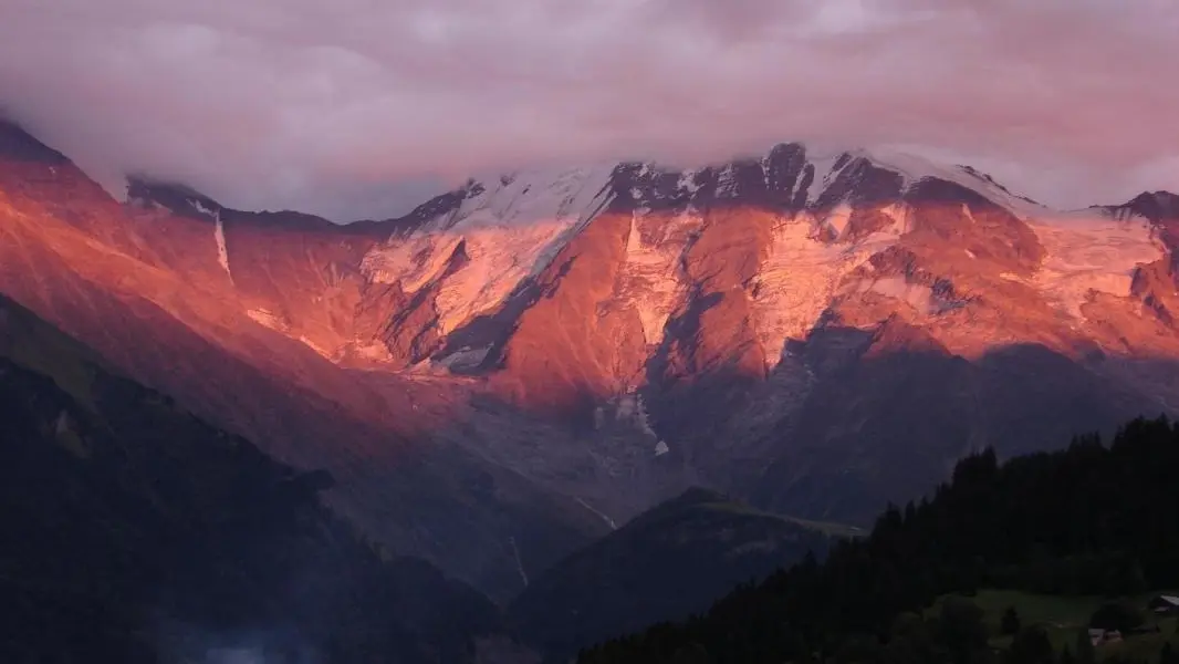 coucher de soleil sur les Dômes de Miage