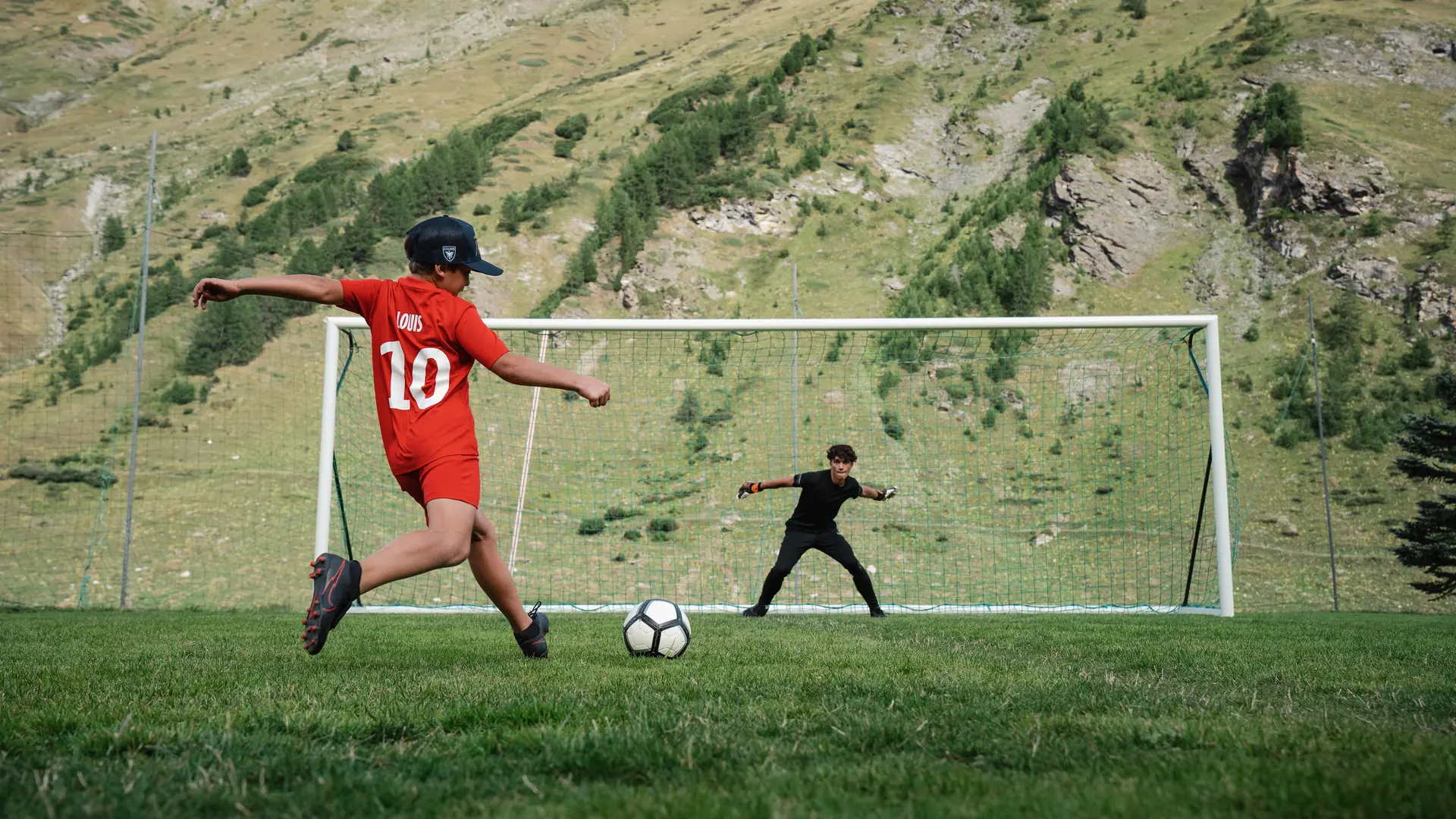 Enfants qui jouent au football dans la Vallée du Manchet à Val d'Isère