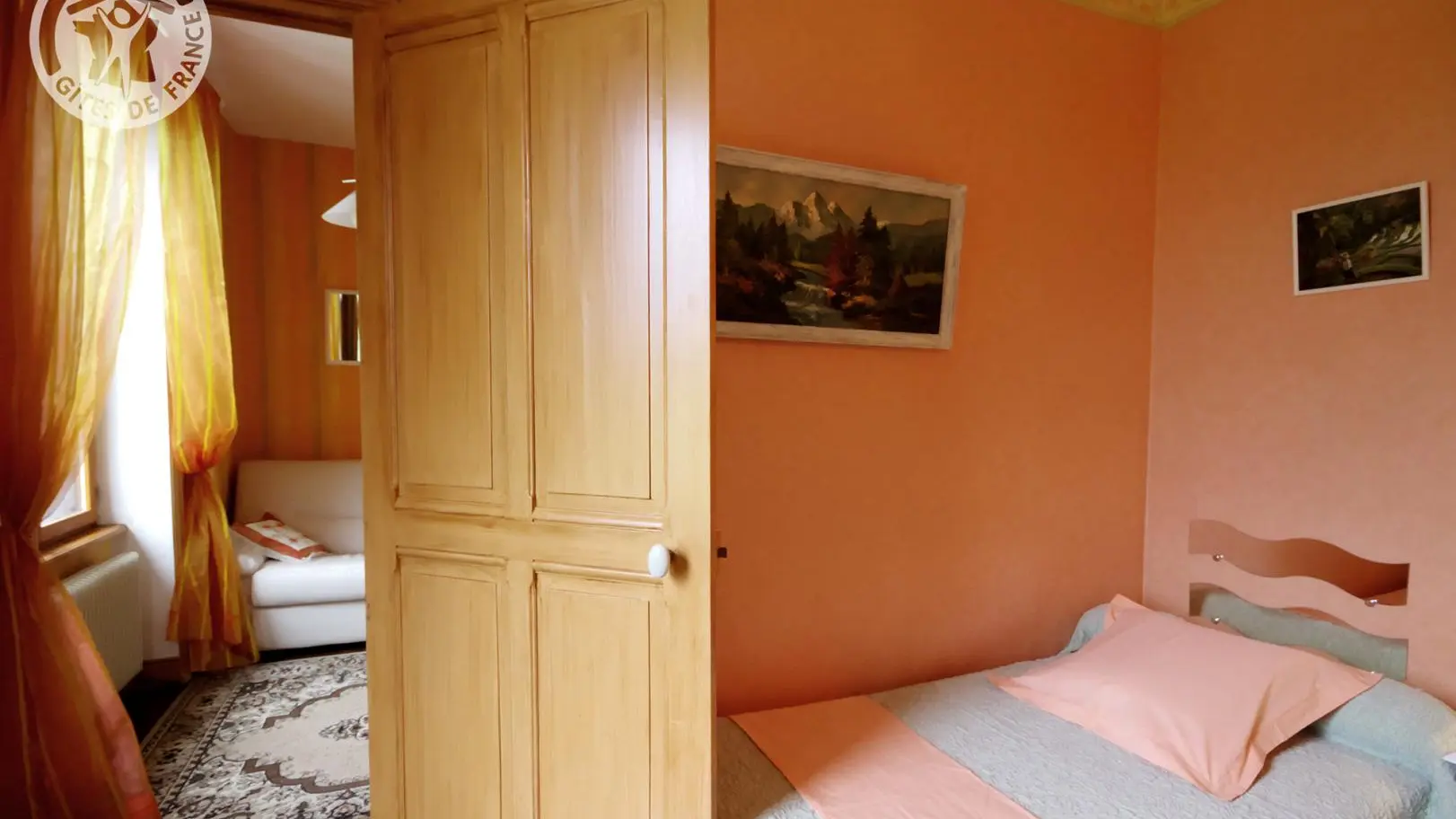 OUVERTURE SUR SALON NEUF BLANC ET BUREAU
VU EN HAUTEUR SUR LA VERDURE PLUS PANDERIE BLANCHE RENGEMENT DEUX LIT